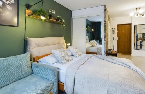 Saska Kepa Apartment | Atmospheric Studio for 3 People in Warsaw with Desk for Remote Work by Noclegi Renters