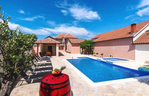 Benkovac Villa | Atraktivna Villa Lana s dva bazena