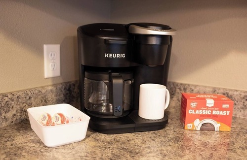 West Des Moines Apartment | Attached Garage | Private Balcony | Gym & Tanning