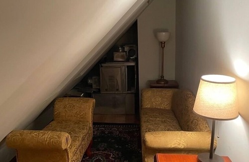 Newark House | ATTIC APT 1 BED WALK THOUGH HOUSE UP