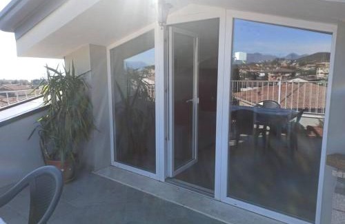 Padenghe sul Garda Apartment | Attico Padenghe Vista Lago Ascensore e Terrazza