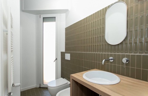 Zona Zara Apartment | Attico Suite in Città con Terrazzo, Vista Skyline e Metro a Soli 90mt