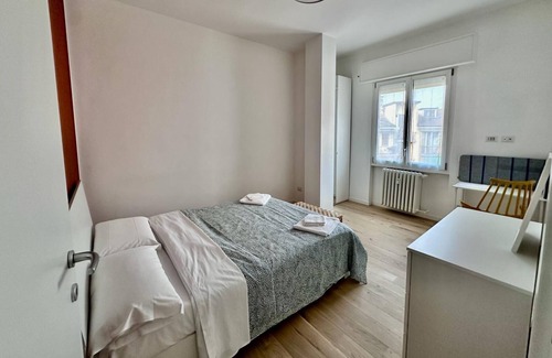 Zona Zara Apartment | Attico Suite in Città con Terrazzo, Vista Skyline e Metro a Soli 90mt