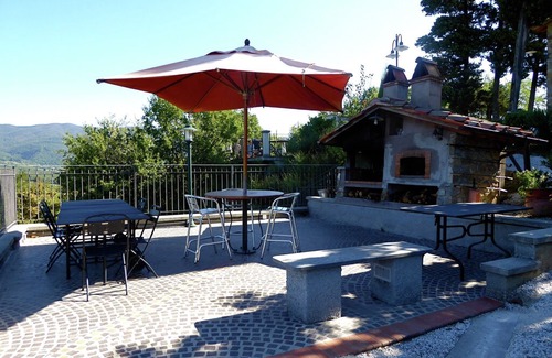 Montecarelli House | Attractive apartment in farmhouse with pool in beautiful surroundings