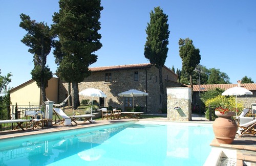 Montecarelli House | Attractive apartment in farmhouse with pool in beautiful surroundings
