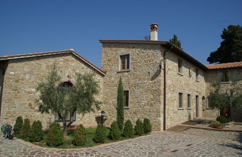 Montecarelli House | Attractive apartment in farmhouse with pool in beautiful surroundings