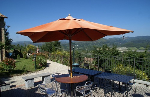 Montecarelli House | Attractive apartment in farmhouse with pool in beautiful surroundings