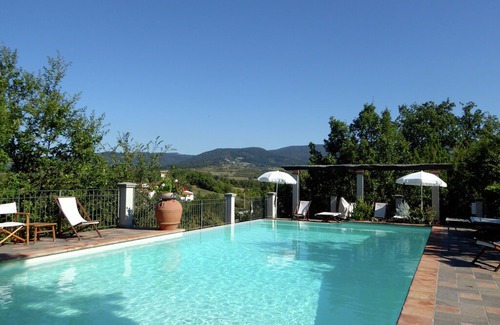 Montecarelli House | Attractive apartment in farmhouse with pool in beautiful surroundings
