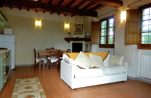 Montecarelli House | Attractive apartment in farmhouse with pool in beautiful surroundings