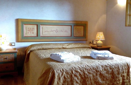 Montecarelli House | Attractive apartment in farmhouse with pool in beautiful surroundings