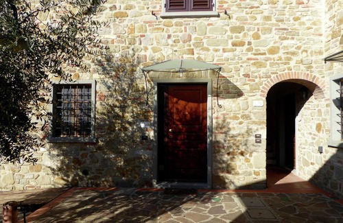 Montecarelli House | Attractive apartment in farmhouse with pool in beautiful surroundings
