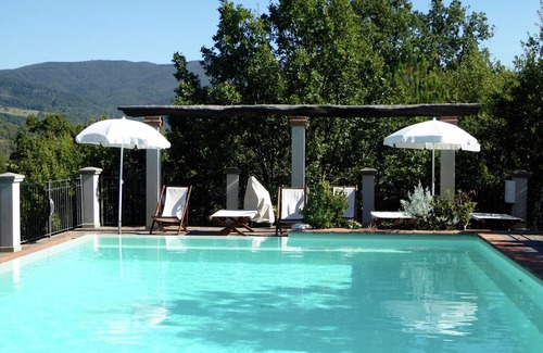 Montecarelli House | Attractive apartment in farmhouse with pool in beautiful surroundings
