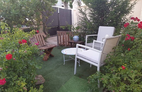 Melun Apartment | Attractive F2 souplex apartment with free PARKING, small garden and terrace
