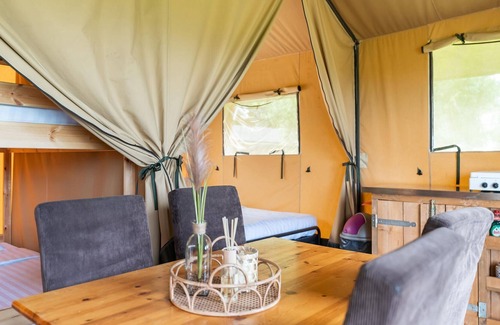 Zwiggelte House | Attractive tent lodge in Zwiggelte with garden