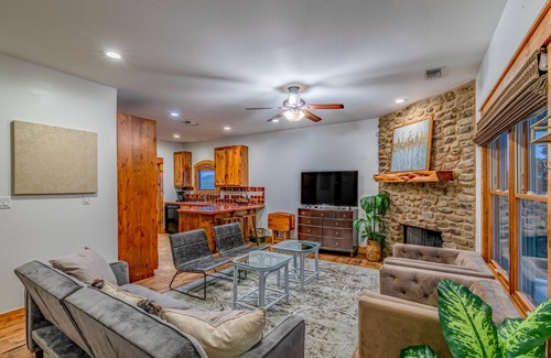 Austin House | ATX Hideaway - Heated Pool/Jacuzzi/Firepit/Sleep 14