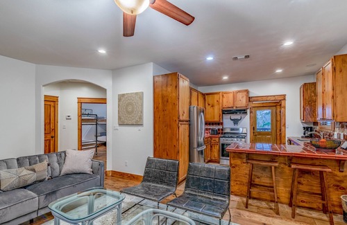 Austin House | ATX Hideaway - Heated Pool/Jacuzzi/Firepit/Sleep 14