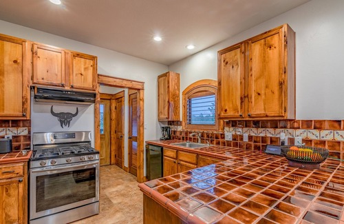 Austin House | ATX Hideaway - Heated Pool/Jacuzzi/Firepit/Sleep 14