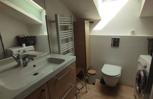 Challes Bed & Breakfast | Au Bord du Bief du Moulin, une Chambre Calme, Accès et Salle de Bain Privative