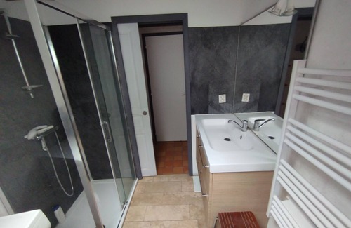 Challes Bed & Breakfast | Au Bord du Bief du Moulin, une Chambre Calme, Accès et Salle de Bain Privative