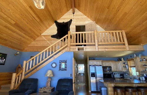 Cle Elum House | August weekday specials. Book your last minute quick trip vacay! Best loc price