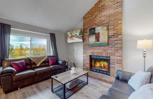 Prides Crossing House | Aurora 3 King Beds Updated Upper Unit Quincy Lake