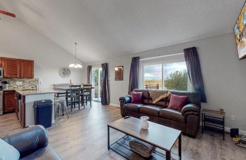 Prides Crossing House | Aurora 3 King Beds Updated Upper Unit Quincy Lake