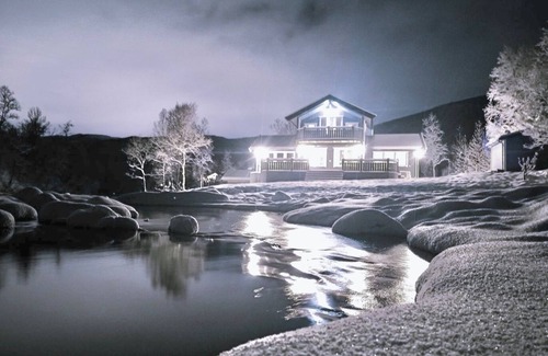 Narvik House | Aurora Paradise house with PS5, WiFi, AC, 98 inch TV and private playground!