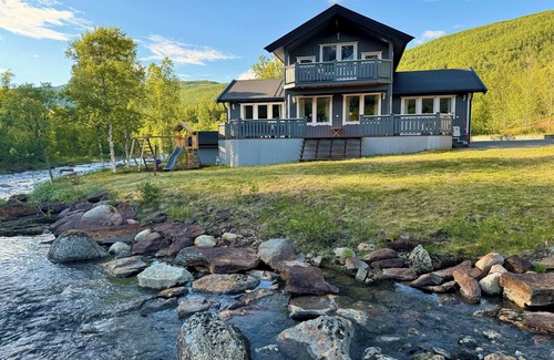 Narvik House | Aurora Paradise house with PS5, WiFi, AC, 98 inch TV and private playground!