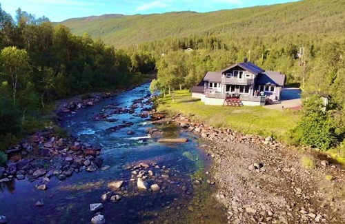 Narvik House | Aurora Paradise house with PS5, WiFi, AC, 98 inch TV and private playground!