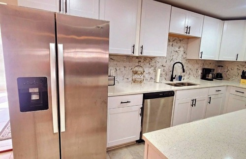 Westside House | Austin Gray: 5Bd/2Bth/Huge Vacation Home Sleeps 12!