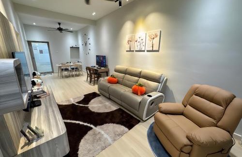 Taman Mount Austin House | Austin Landed Honey Nest 10pax by Our Stay