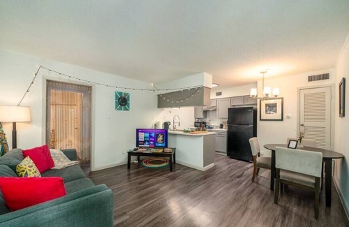 North University Apartment | Austinite ~ Stylish, Fun & Cozy ~ Mins to Moody & DT