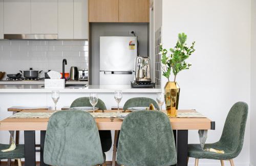Austral Apartment | Austral 5B3B 10 Guests Near Train & Shops
