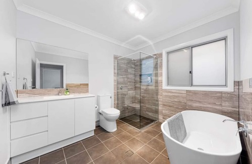 Austral House | Austral Brand New 3Br House with WiFi & Parking