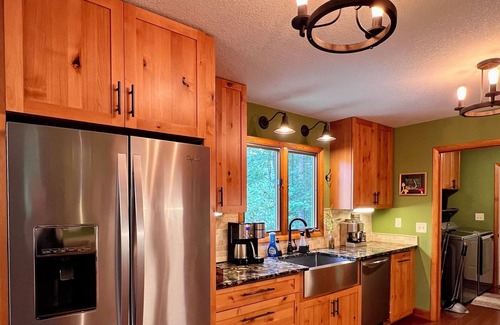 Avery Creek Cabin | Authentic A-Frame-Cabin Getaway 15 Min to Asheville, NC. Pet & Child Friendly.