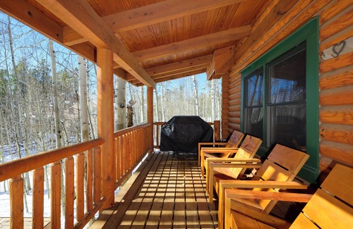 Tabernash Cabin | Authentic log cabin, large yard, private HT