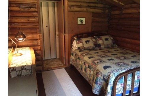 Northome Cabin | Authentic Log Cabin Pet Friendly Northshore Bay Resort