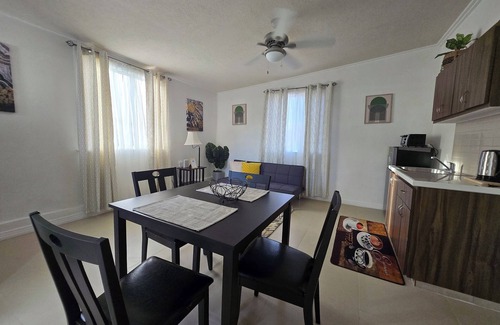 Brittons Hill House | Authentic Suburban Retreat: AC Bedroom, Wi-Fi, 5 Mins to Bridgetown & Beach