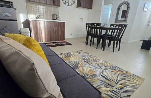 Brittons Hill House | Authentic Suburban Retreat: AC Bedroom, Wi-Fi, 5 Mins to Bridgetown & Beach