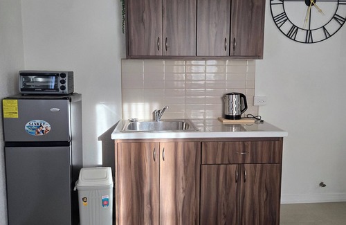 Brittons Hill House | Authentic Suburban Retreat: AC Bedroom, Wi-Fi, 5 Mins to Bridgetown & Beach