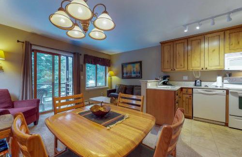 Four O'Clock Apartment | Autumn Foliage 209