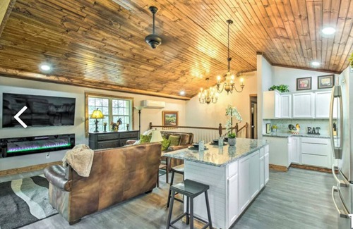 Otto Cabin | Autumn Lodge with Tree House Hot Tub and Hame Room