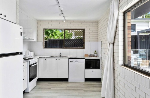 Traviston Apartment | Autumn on the Esplanade