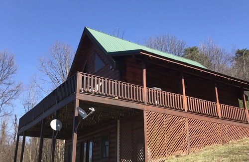 Rileyville Cabin | Autumn view log cabin, private wooded location with 30 mile views, close to Park