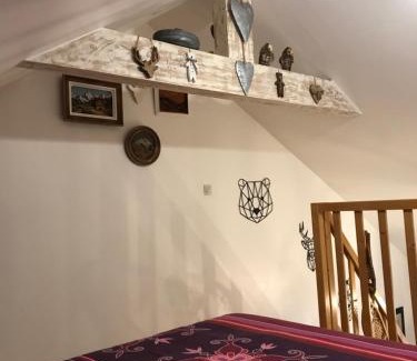 Les Avenieres-Veyrins-Thuellin Bed & Breakfast | AUX BOIS de CERF chambre d'hôtes dans notre maison