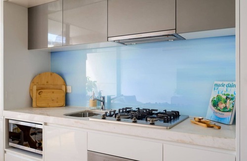 Port Melbourne Apartment | Ava | 100m to Beach & Bay St