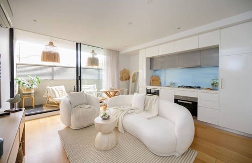 Port Melbourne Apartment | Ava | 100m to Beach & Bay St