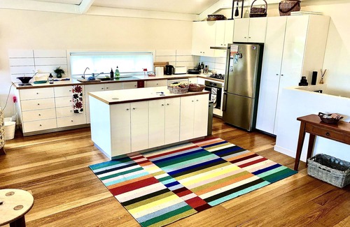 Avalon Beach House | Avalon Beach Vibrant Treehouse mins to village+beach. Pet friendly with yard.