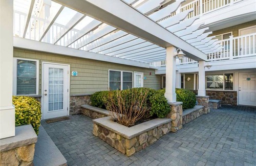 Avalon Condo | Avalon fun & sun with pool, beach block and the best beach side bars