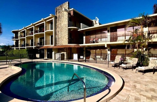 Survey Creek House | Avalon Resort (Balcony Studio B3)